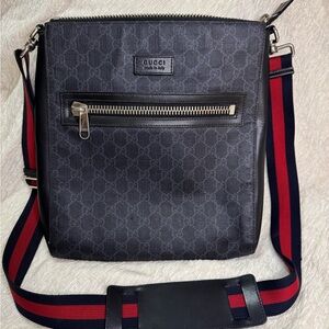 GUCCI GG SUPREME BLACK
MONOGRAM WEB FLAT MESSENGER
BAG